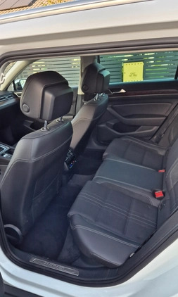 Volkswagen Passat cena 79990 przebieg: 196200, rok produkcji 2016 z Sieradz małe 211
